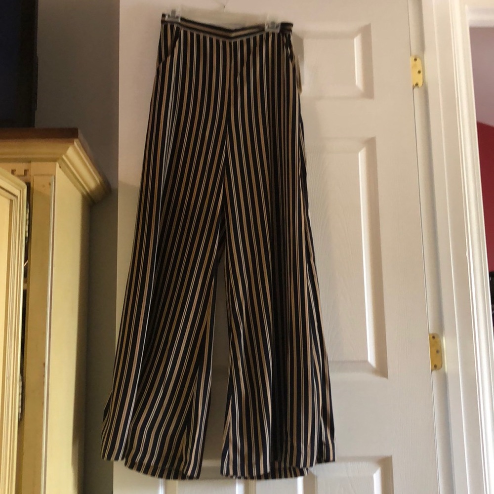 Gianni Bini flared pants in size 9